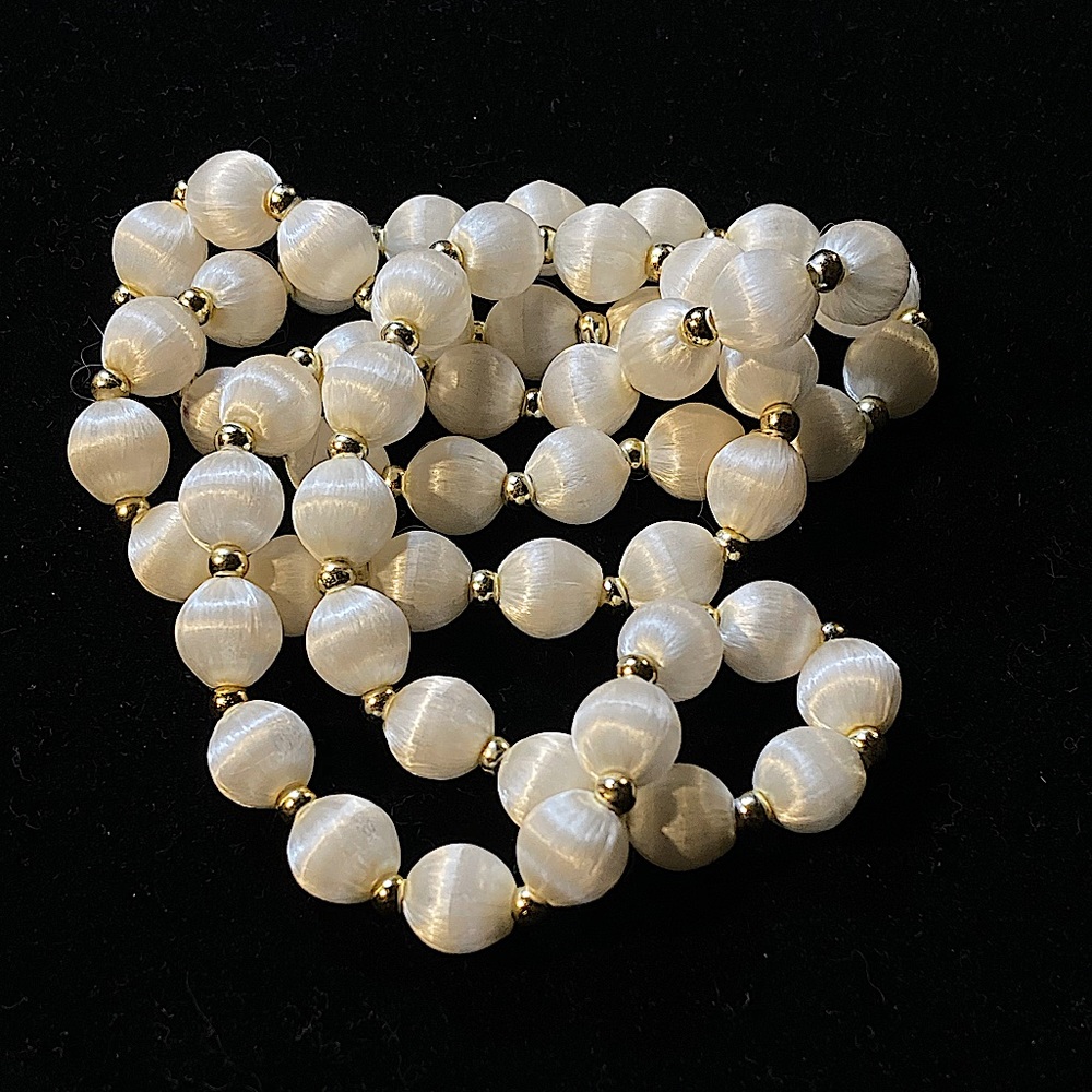 VNTG 1950’s SILK THREAD WRAPPED BEADED NECKLACE IN SNOW WHITE